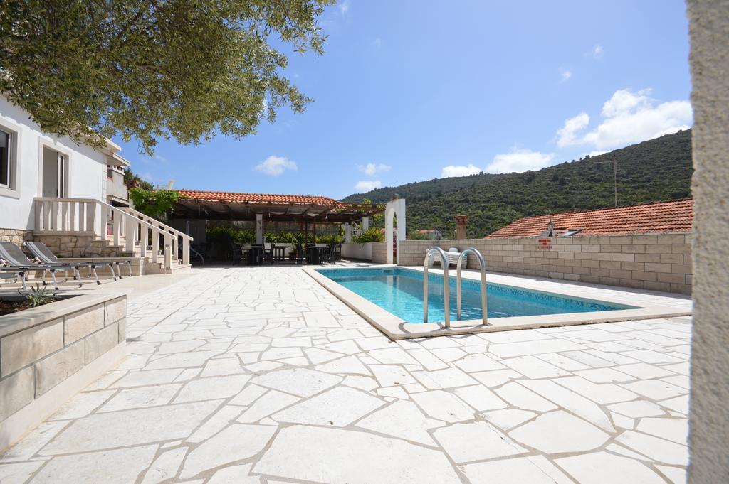 Villa Castello Zrnovo Luaran gambar